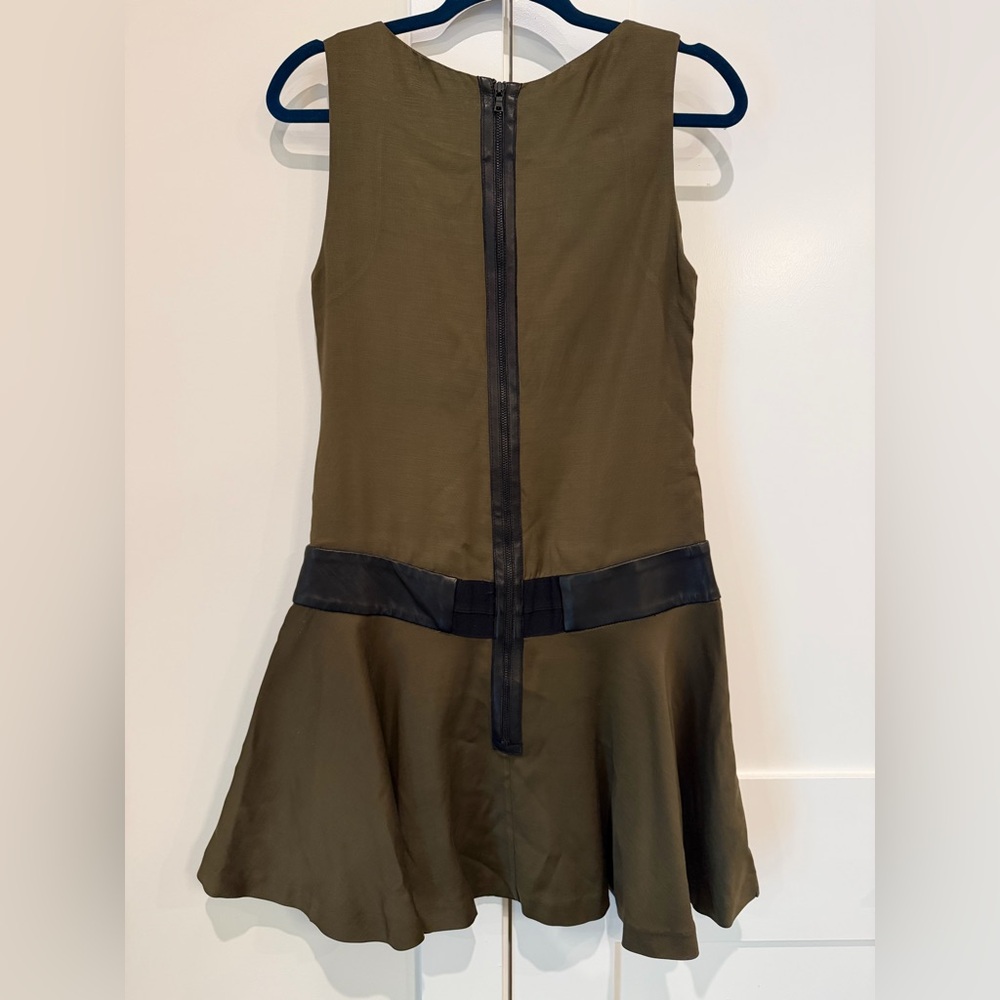Alice + Olivia Sample Olive Drop Waist Dress With Leather Detailing Size 4 - Picture 13 of 15